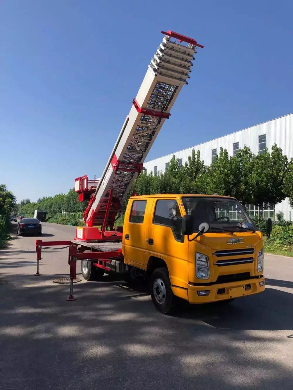 万山附近的云梯车出租服务：轻松解决高空作业需求