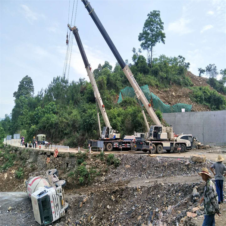 万山汽车掉沟里叫吊车救援要多少钱
